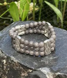 Kralen armband Taupe 8mm met Tibitaans Zilver