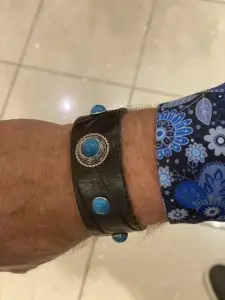 Armband leer 30mm, sluiting soldatenknoppen, Italiaans volnerf leder zwart met Concho's Turquoise