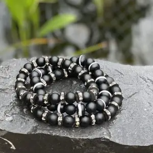 Kralen armband set a 3 Matt Black Agaath met Tibitaanse spacers/white stripe