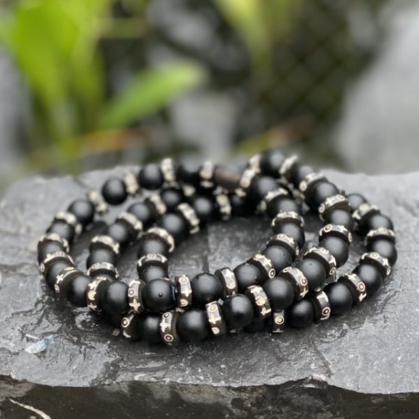 Kralen armband Matt Black Agaath met Tibitaanse spacers