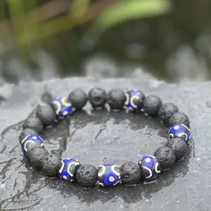 Kralen armband zwart lava met hand geschilderde afrikaanse kralen