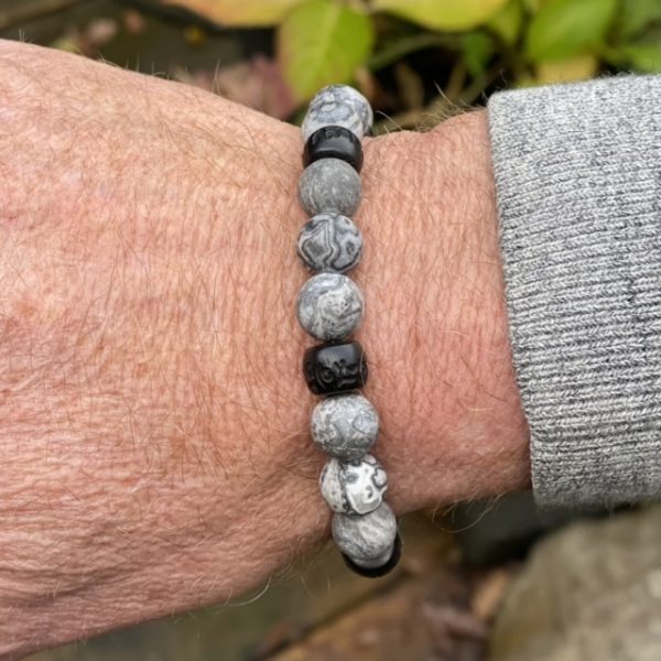 Kralen armband 10mm mat gepolijst Grey met houten Jujube kralen
