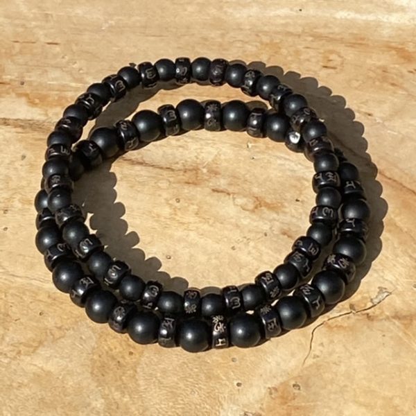 De ronde kralen zijn van Black Onyx mat.