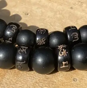 De ronde kralen zijn van Black Onyx mat.