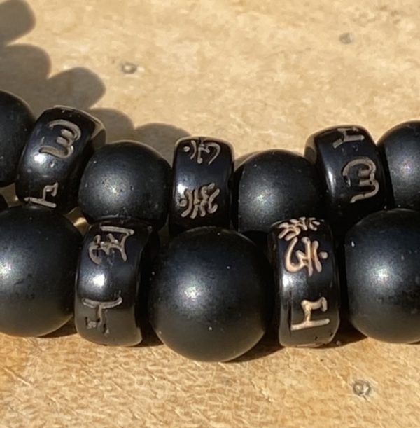 De ronde kralen zijn van Black Onyx mat.