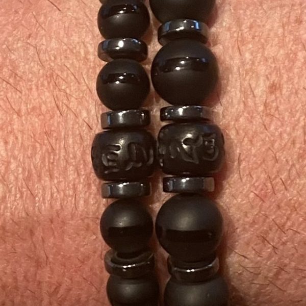 Armbandenset 6, 8 en 10 mm mat gepolijste Black Onyx kralen gecombineerd met Hematiet