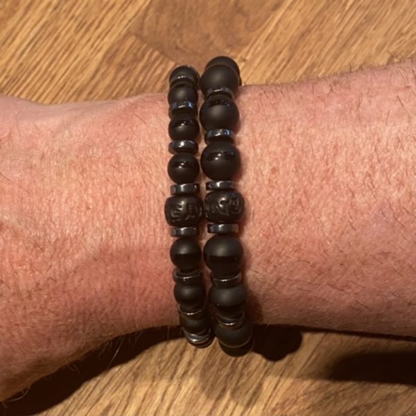 Armbandenset 6, 8 en 10 mm mat gepolijste Black Onyx kralen gecombineerd met Hematiet