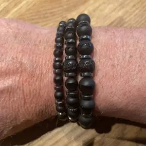 Armbandenset 6, 8 en 10 mm mat gepolijste Black Onyx kralen gecombineerd met Hematiet