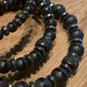 Armbanden 6, 8 en 10 mm mat gepolijste Black Onyx kralen gecombineerd met Hematiet