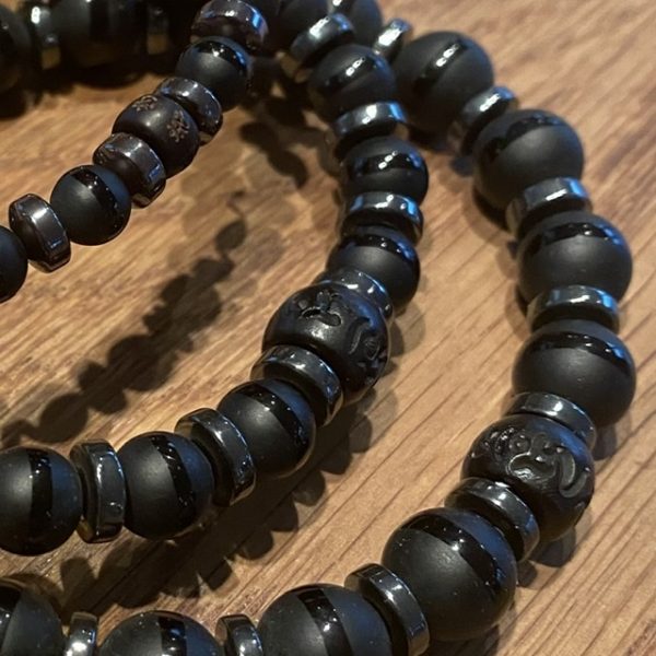 Armbanden 6, 8 en 10 mm mat gepolijste Black Onyx kralen gecombineerd met Hematiet