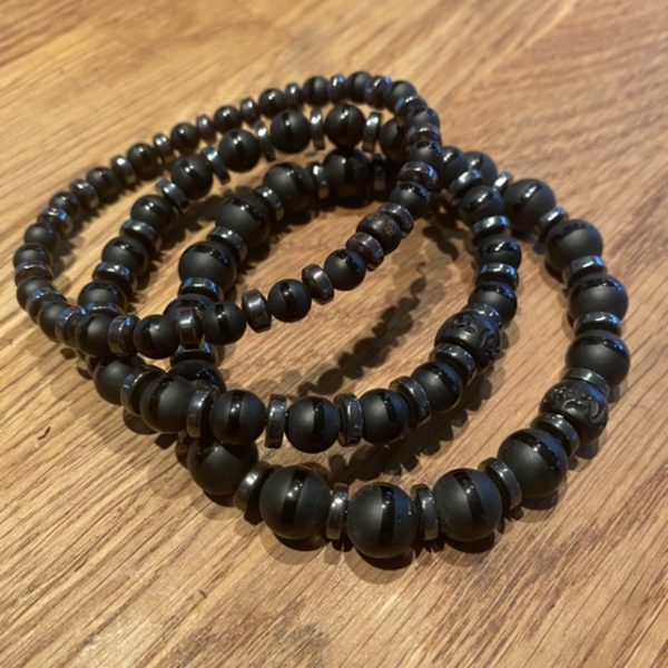 Armbandenset 6, 8 en 10 mm mat gepolijste Black Onyx kralen gecombineerd met Hematiet