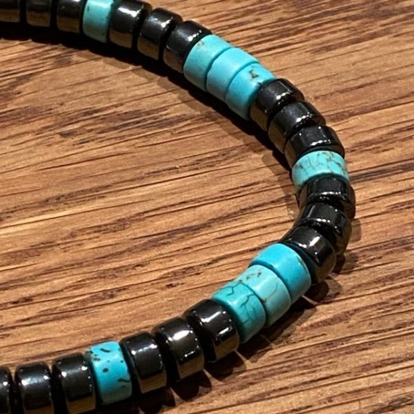 Kralen armband met hippe platte natuurstenen kleur turquoise met dikke Hematiet spacers