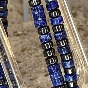 Armband 2-delig 4 mm met platte Heishi kralen Indigo blauw met Hematiet