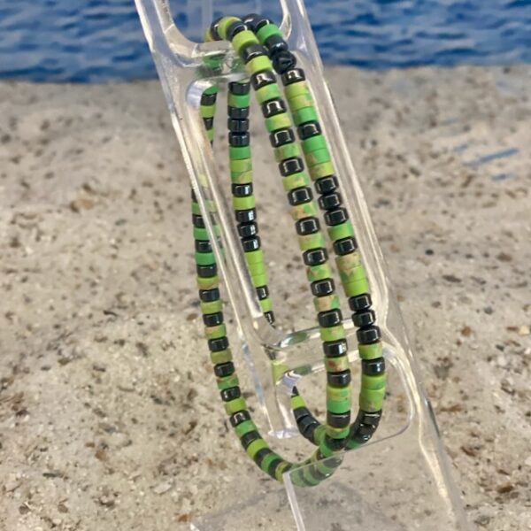Armband 2-delig 4 mm met platte Heishi kralen groen met Hematiet