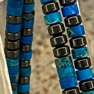 Armband 2-delig 4 mm met platte Heishi kralen Cyaan met Hematiet