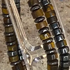 Armband 2-delig 6 mm met platte Heishi kralen tijgeroog met Hematiet