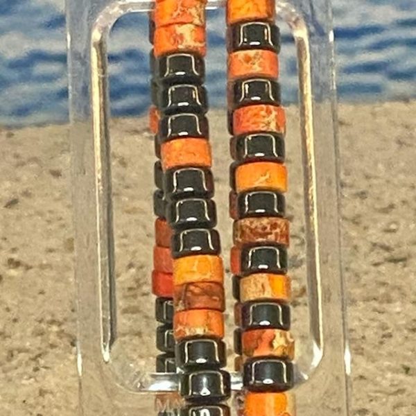 Armband 2-delig 6 mm met platte Heishi kralen oranje met Hematiet