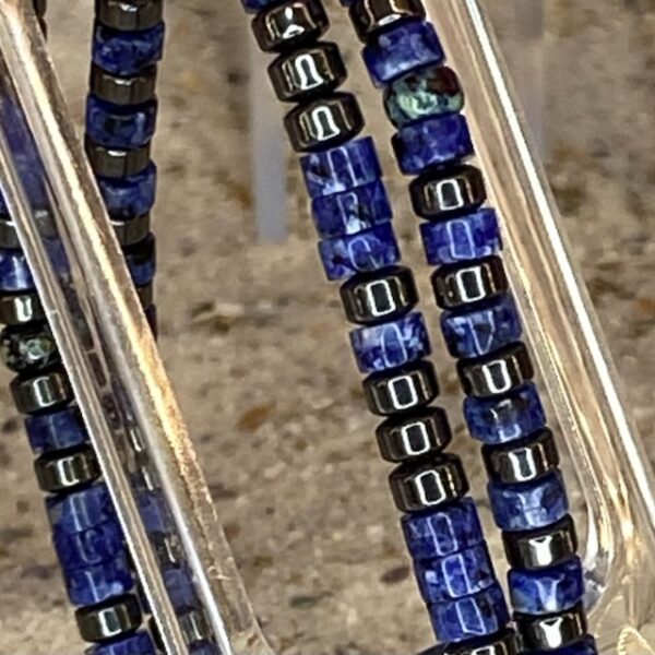 Armband 2-delig 6 mm met platte Heishi kralen Indigo blauw met Hematiet