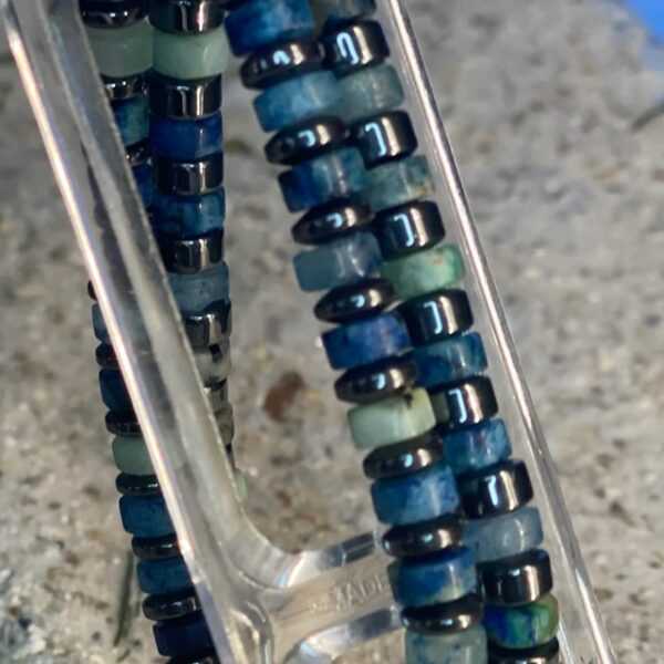 Armband 2-delig 6 mm met platte Heishi kralen blauw/zwart met Hematiet