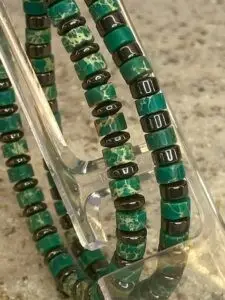 Armband 2-delig 6 mm met platte Heishi kralen groen met Hematiet