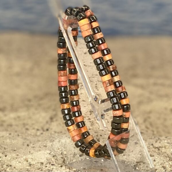 Armband 2-delig 4 mm met platte Heishi kralen oranje met Hematiet