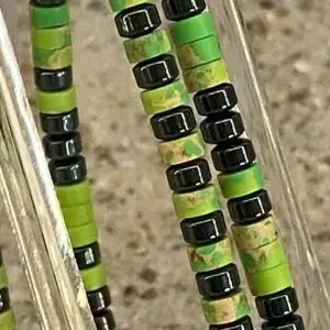 Armband 2-delig 4 mm met platte Heishi kralen groen met Hematiet