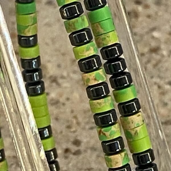 Armband 2-delig 4 mm met platte Heishi kralen groen met Hematiet