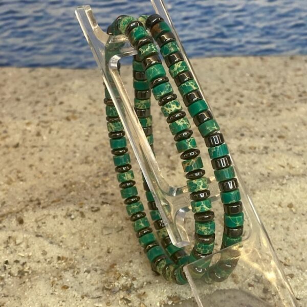 Armband 2-delig 6 mm met platte Heishi kralen groen met Hematiet