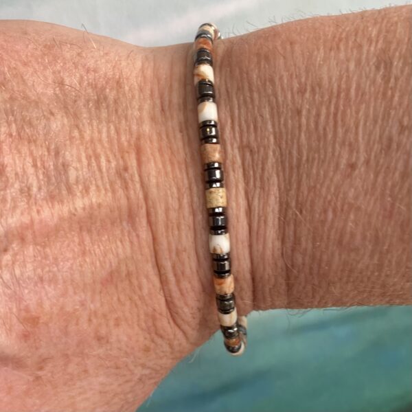 Armbanden platte Heishi kralen Caramel met Hematiet 2 en 4 mm. Met liefde gemaakt in 's-Hertogenbosch.