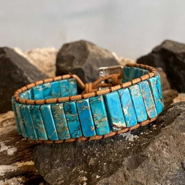 Ibiza armband leder met hoogwaardige natuurstenen in de kleur Turquoise. 