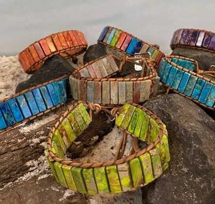 Ibiza armbandset leder en met hoogwaardige natuurstenen in 7 Chakra kleuren