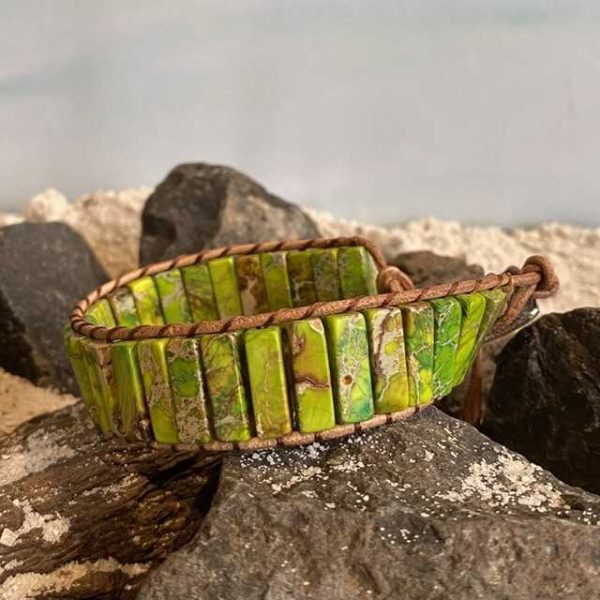 Ibiza armband leder met hoogwaardige natuurstenen in de kleur Groen.