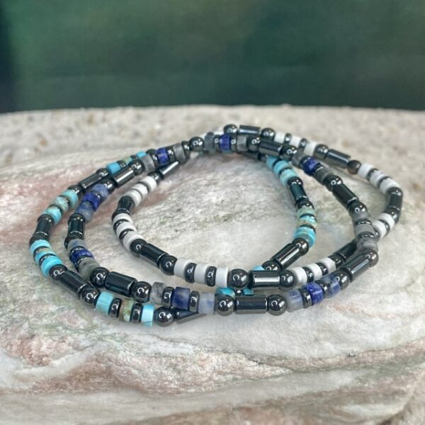 Armbanden platte heishi kralen 4x2mm wit, turquoise en blauw