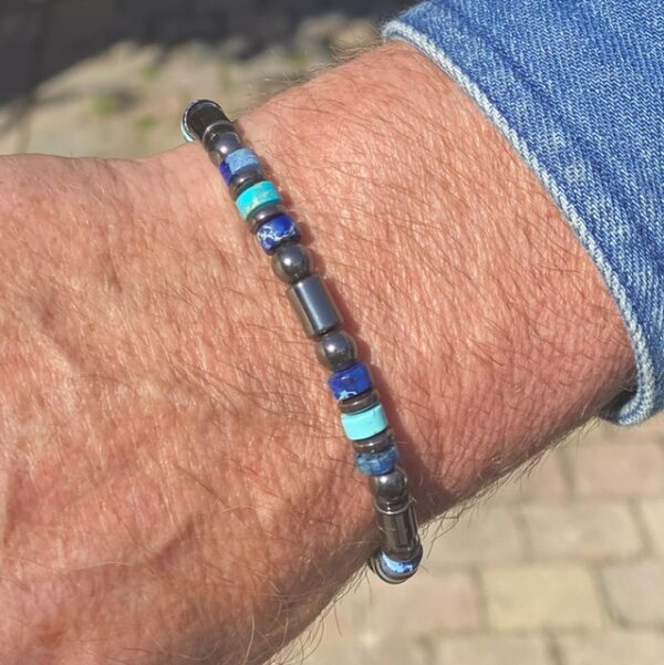 Armbanden platte Heishi kralen 6mm in 3 kleuren gecombineerd met Hematiet cylinders blauw turquoise