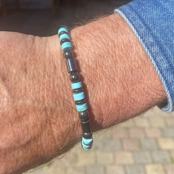 Armbanden platte Heishi kralen 6mm in 3 kleuren gecombineerd met Hematiet cylinders turquoise