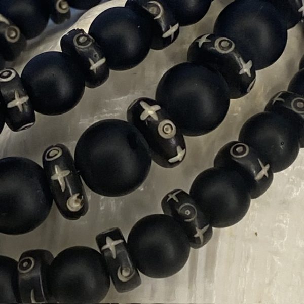 Armbandset 3 delig matte Black Onyx 8 en 10 met Boeddhistische Matra spacers