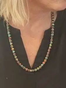 Ketting 60 cm van platte Heishi kralen Multicolour met Hematiet spacers
