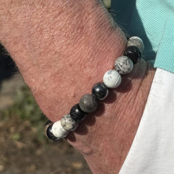 Armband 10mm Ibiza Style grijs/wit/hematiet met houten Jujube eindkraal
