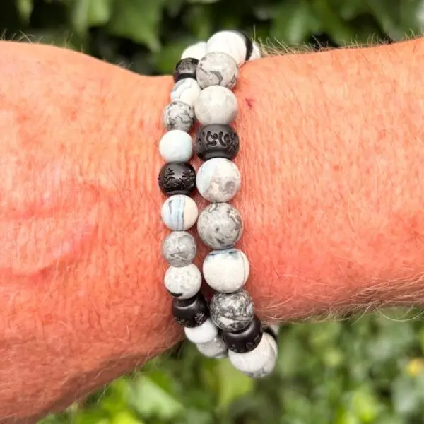Kralen armband Ibiza style wit/grijs met Ebbenhouten Matra's 8 en 10mm