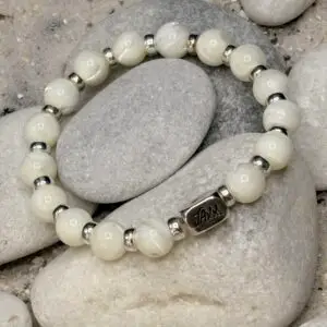 JaXX armband Bouke met Parelmoer kralen en Sterling zilveren tussenstukjes en eindbead