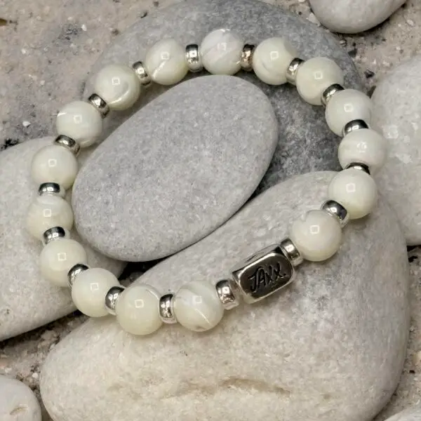 JaXX armband Bouke met Parelmoer kralen en Sterling zilveren tussenstukjes en eindbead