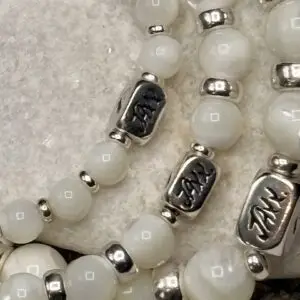 JaXX armband Bouke met Parelmoer kralen 6,8 en 10mm met Sterling zilveren tussenstukjes 4,6 of 8mm en zilveren eindbead