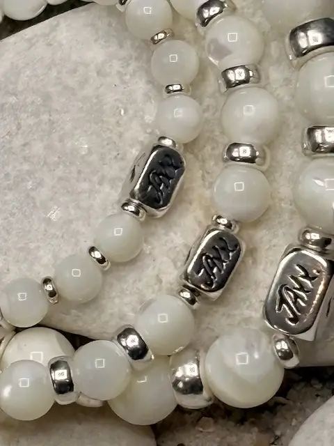 JaXX armband Bouke met Parelmoer kralen 6,8 en 10mm met Sterling zilveren tussenstukjes 4,6 of 8mm en zilveren eindbead