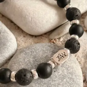 JaXX armband matte Black Onyx en Lavastenen 10 mm met Sterling zilveren tussenstukjes en eindbead