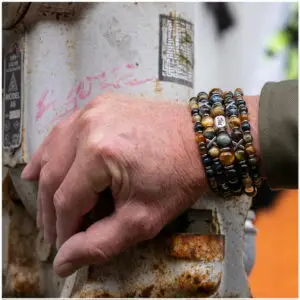 JaXX armbandset Tijgeroog multicolor blauw AAAA 6,8,10,8,6 mm met RVS spacers en kruisjes en Sterling zillveren eindbead